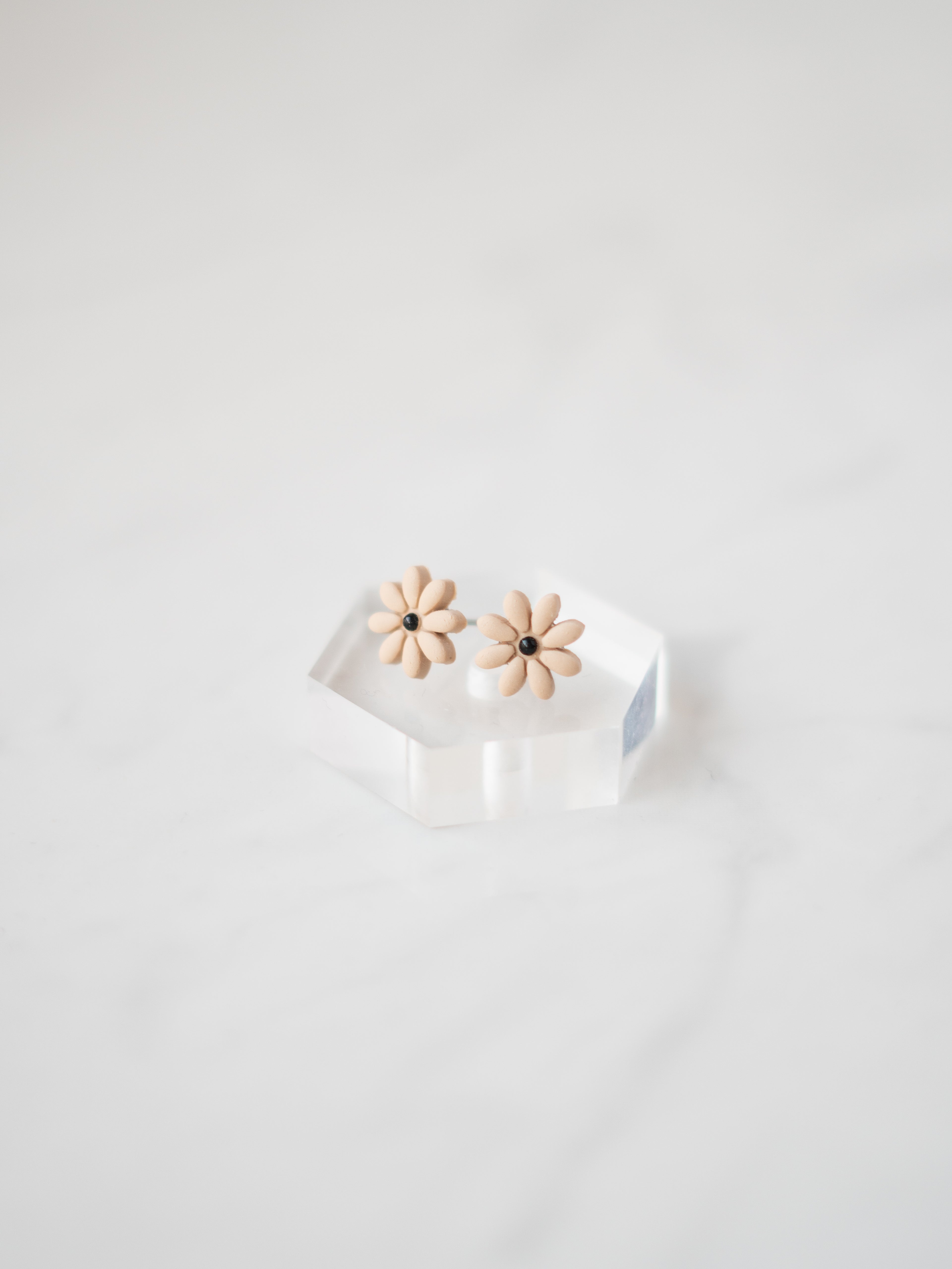 Beige Flowers 8 Petals